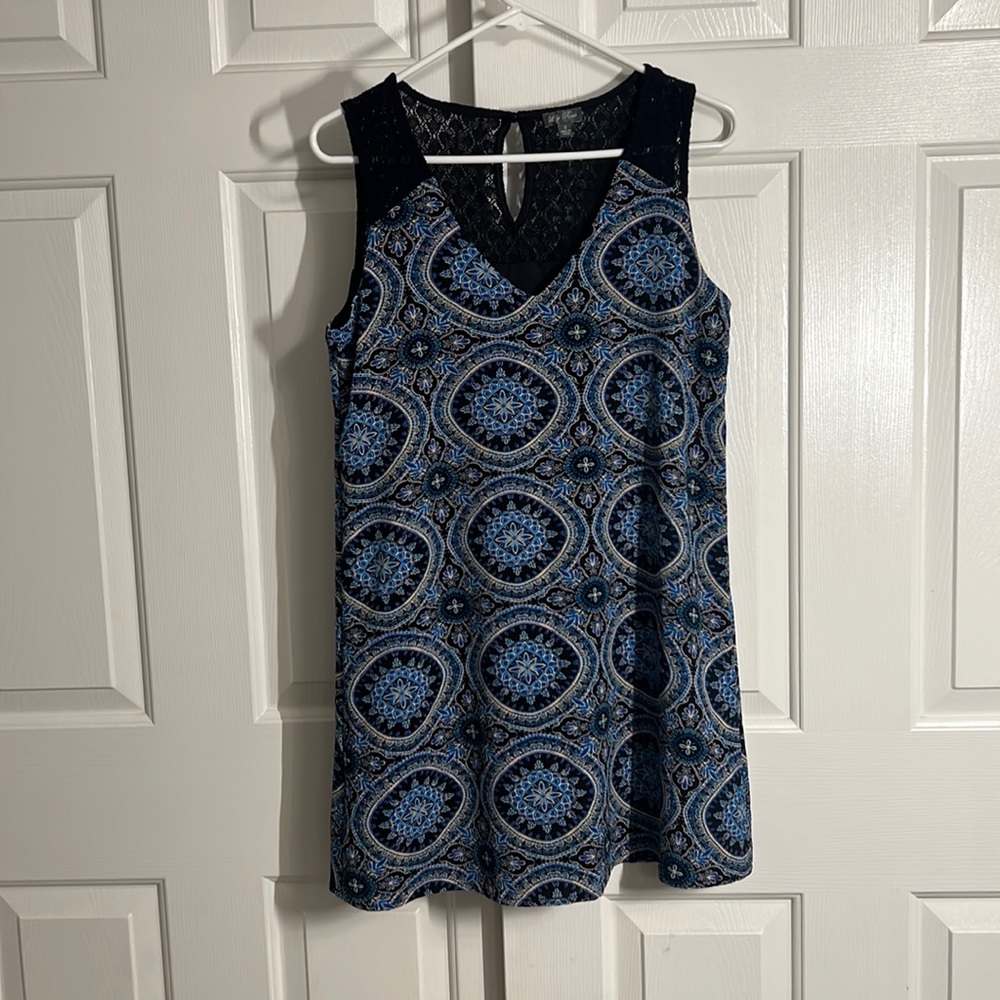 U74- Lily Rose- Blue Print Sleeveless Dress Key Hole Back Black Lace Size Small